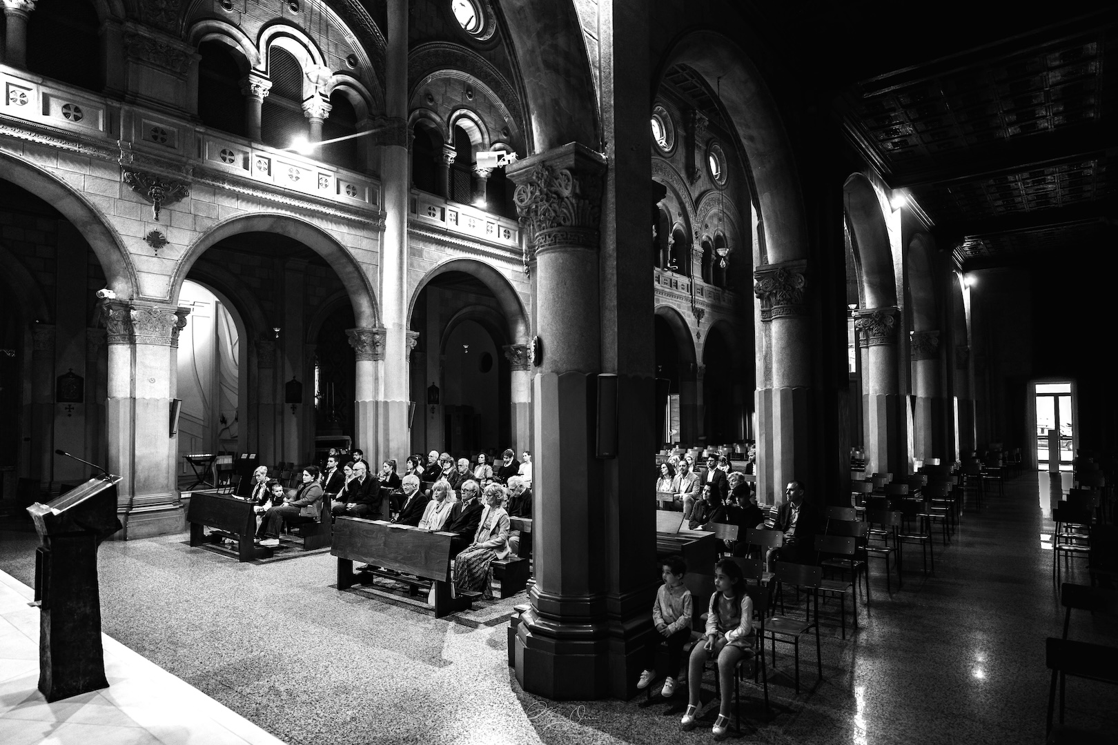 Rito-religioso-chiesa-Busto-Arsizio-Bianco-Nero