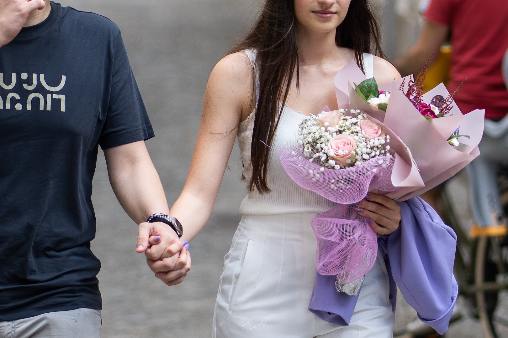 elopement-italy-ragazza-fiori-fidanzati